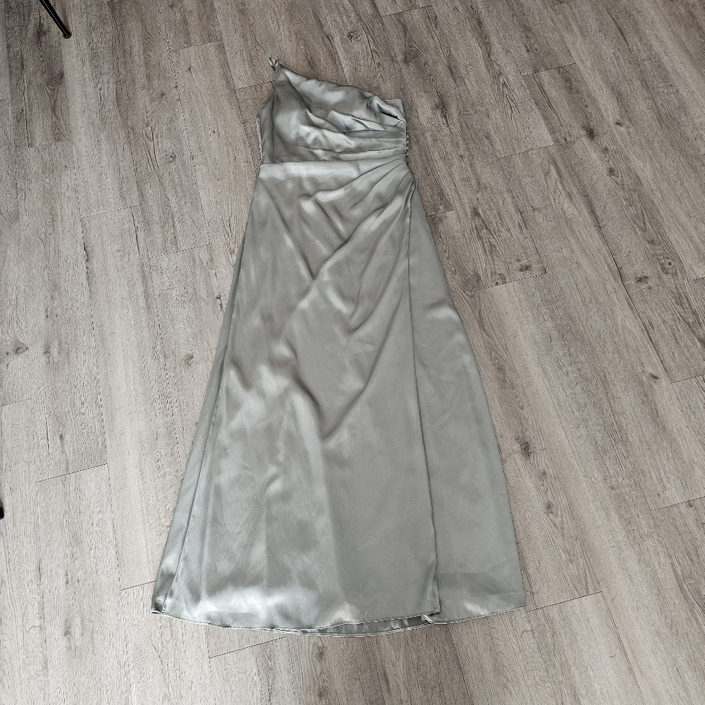 Robe - Picture 3 of 7